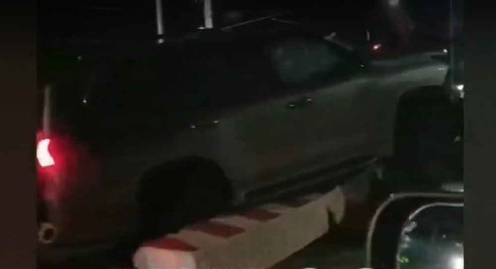 A intrat cu Lexusul într-o placă de beton. Din fericire nu a avut nimeni de suferit
